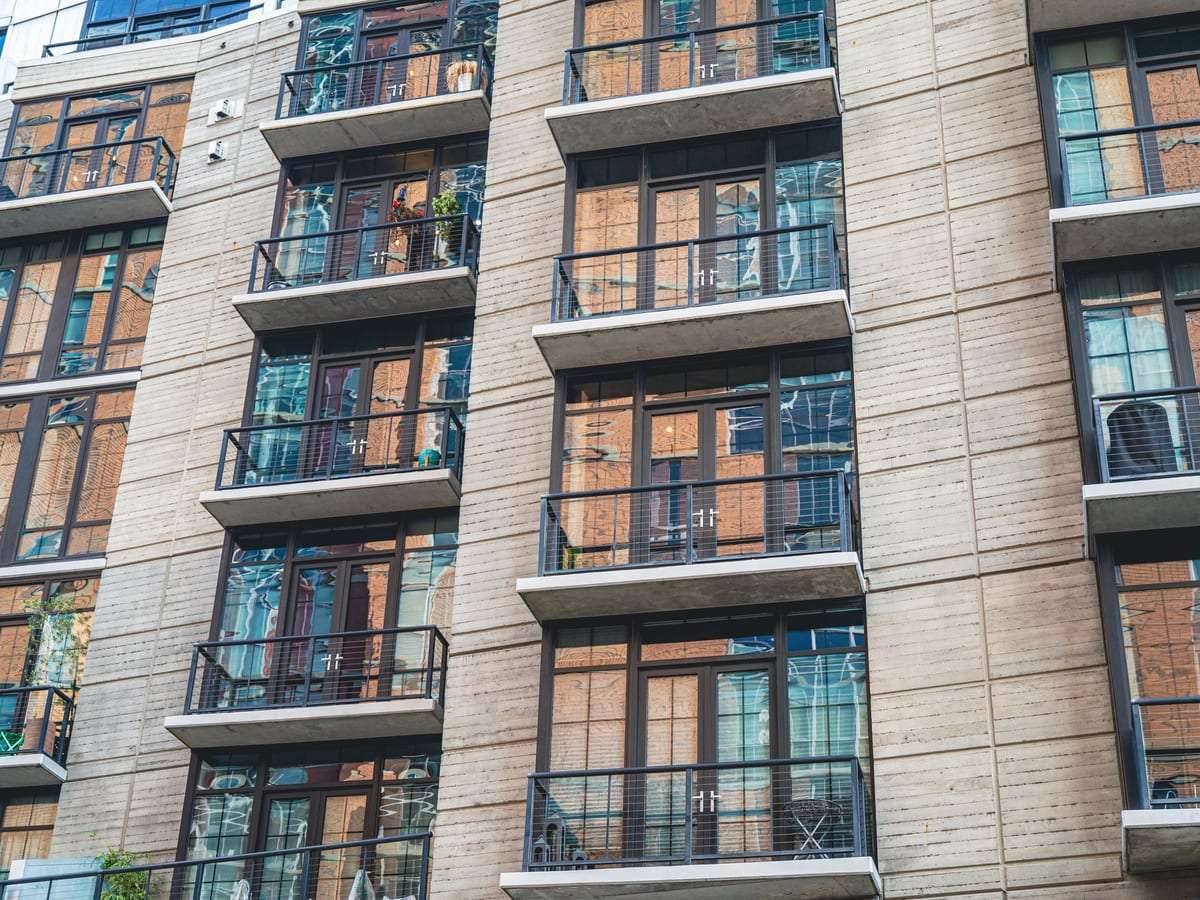 واجهة عمارة سكنية حديثة بشرفات ونوافذ منتظمة